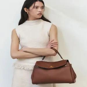 갤러리아 헤지스핸드백 HIBA5E168W2 [아카이브H] 베리 클래식 브라운 레더 사첼