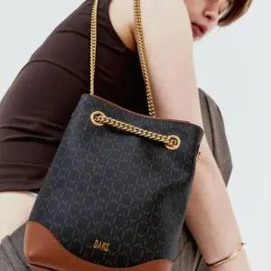 [롯데백화점]닥스 액세서리 (선물포장) DD패턴 브라운 소가죽 배색 숄더 겸 크로스백 (DCWA5F756W2)