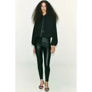 [정품] 자라 팬츠 데일리 바지 긴바지 슬랙스 ZARA 미드 라이즈 페이크 레깅스 - 블랙