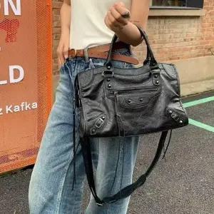 정장룩 여자 오피스룩 스퀘어 숄더백 크로스 가방