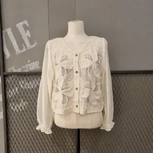 [롯데백화점]르니앤맥코이 시스루자수블라우스 MM06BL7137HJY