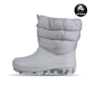 [크록스]키즈 클래식 네오 퍼프 아동 주니어 겨울 방한 부츠 그레이 207684-007