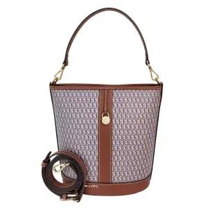 [롯데백화점]에스콰이아 25 신상 뉴 클래식 로고 패턴 모카무스 캐주얼 버킷 크로스백 ECESHB668BR