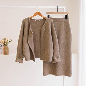 [잇수다] 샤르비 원버튼 울 니트 가디건 + 밴딩 롱 스커트 투피스 세트