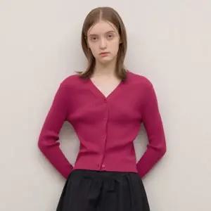 [롯데백화점]시스티나 리브드 브이넥 크롭 가디건 ASKCDO31040