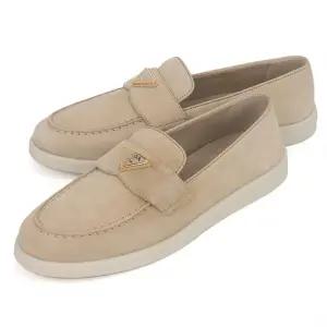 금장 삼각로고 스웨이드 여성 로퍼 1D222N 3LOL F0379