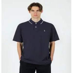 헤지스 남성 24SS [클리어런스][스테디셀러]네이비 패턴 면혼방 반팔카라티셔츠 WHTS4B411N2