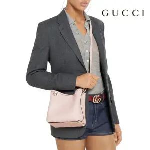 25FW 핑크레더 GG엠블럼 스몰 버킷백 by 블랑앤꼴레뜨  정품 AS보증)