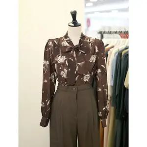 메종블랑쉬 세이브존03 플라워 패턴 리본넥 블라우스 AGM253JBL953A