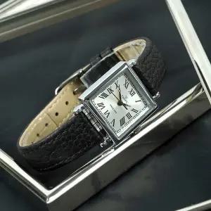 [탠디] 사각 스퀘어 탱크 여성 가죽시계 모던 블랙