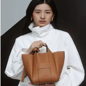 [NS홈쇼핑][헤지스ACC] HIBA5F311W2 시그니처 H 브라운 레더 토트겸 숄더백 M[35501462]