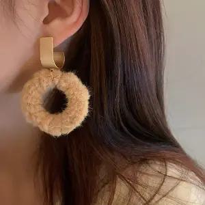 하누스 페이크퍼 라운드 귀걸이