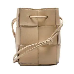 [중고명품] 베이지 카세트 미니 버킷백