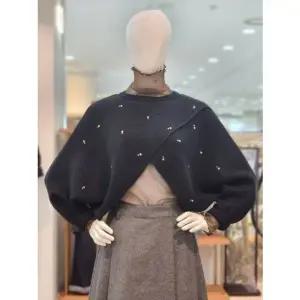 [갤러리아] [SI][24F/W] 큐빅 디테일 랩 크롭 풀오버 (SDUCX29290)