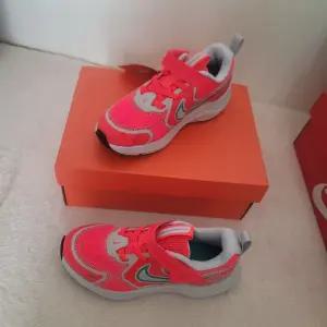 나이키 주니어 운동화 코스믹 러너 키즈 레드 운동화 HM4400-600