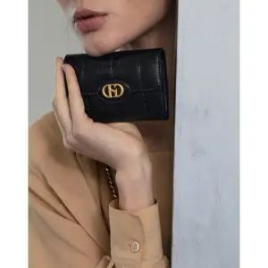 갤러리아 [헤지스ACC] [H20크링클] 블랙 퀼팅 소가죽 3단 반지갑 HIWA5F759BK