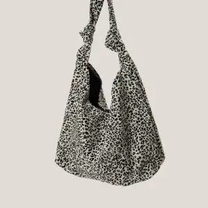 하모이 매듭 레오파드 호피 패브릭 숄더백