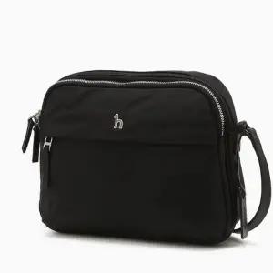 갤러리아 [헤지스ACC] HJBA6E710BK 아이코닉 나일론 로고 지퍼 크로스백