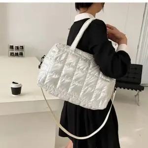 고품질 크로스백 데이 가벼운퀼트패딩보스톤토드 패딩백 기본 (WFJDFA3)