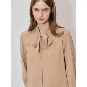 [하프클럽/]타이 셔링 라운드넥 블라우스 (택가격 138000원)