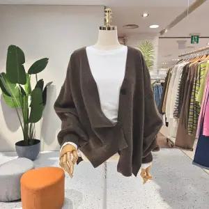 [대구백화점] [에잇컨셉]루즈핏 백자수 포인트 트임 가디건(C23J7FCD028)