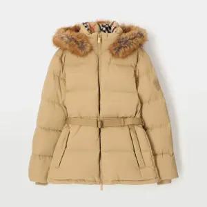 버버리 B패치로고 벨티드 후드 플랙스 여성 푸퍼 코트 8099897