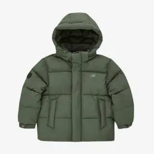 M 뉴발란스키즈패딩 PQC NK9PE4102U-49 ESSENTIAL 베이직 숏패딩 (구스)