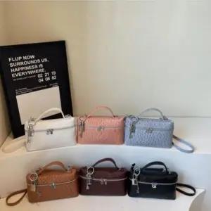 여성 미니 레더 크로스백 골드 아일렛 핸들 디자인