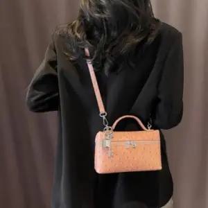 여성 미니 레더 크로스백 골드 핸들 아일렛 디자인