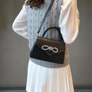 여성 큐빅 리본 미니 스퀘어 크로스백 러블리 디자인