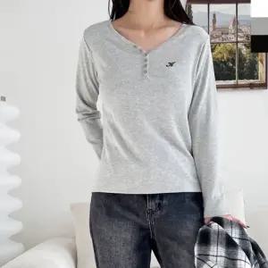 GSS ET6306 여자 슬림 여리핏 와이넥 버튼 골지 자수 티셔츠