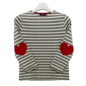 [더팩토리](당일) 25FW 세인트 제임스 키즈 VAUJANY E 레드 하트 패치 긴팔티 (9174 GRIS ECRU TULIPE)