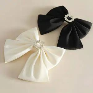 [콩심팥심]원형큐빅 새틴 리본포인트 러블리 여성 패션템 자동핀