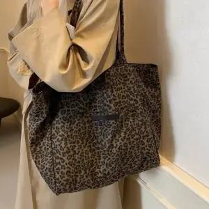비엘느 레오파드 대형 숄더 캔버스 에코백 가방