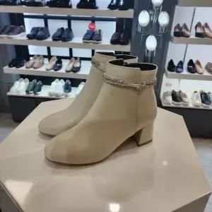 엘칸토 HC10 화이트여성6cm큐빅앵글부츠 여성화이트큐빅장식드레스앵글부츠