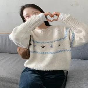 우드플라워 자수 라운드넥 니트 (one color)