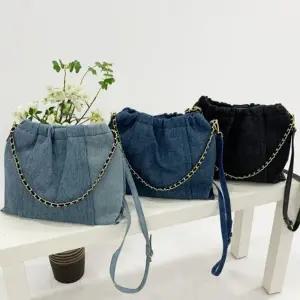 [다잇템] 여성 진 캐쥬얼 골드체인 조임끈 스트랩 미니백