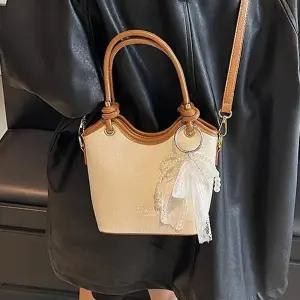 [다잇템] 여자 키링 펀칭자수 레이스 경량 트렌디 핸들 크로스백