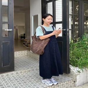 우드버튼 진청 데님 포켓 멜빵 원피스 (one color)