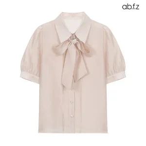 [정품] 에이비플러스 리본 탈부착 셔링 반팔 블라우스 (AFZ2MB59A) 데일리 출근룩 데이트룩