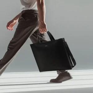 질스튜어트 액세서리 남성 25FW [SCOTT] 스캇 세로형 토트백 미디움 사이즈 (크로스겸용/별도파우치포함)