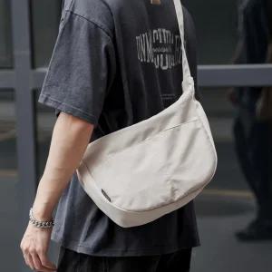 [맨백 반달] 가벼운 여행용 크로스백 데일리 미니 체스트 가슴 가방 MOY561D