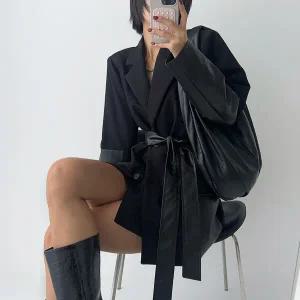 여자 콘트라스트 가죽재킷 검정 혁대 시크룩 FW 하프 자켓