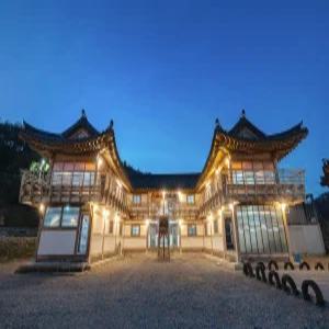 [경북/경주] 경주 아라뜰 한옥 애견동반 펜션 (가족/애견/한옥/온돌/개별바베큐/공용수영장(실외)/커플/단체)