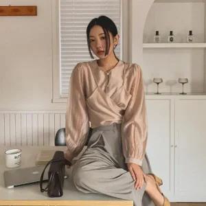 [다잇템][다잇템] 여자 코디 크로스 백리본 새틴 스트랩 블라우스_20273006_5888