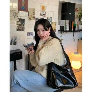 (매장)헤지스 ACC [벨트백] 벨트 디테일 블랙 샤이니 호보 숄더백 M HIBA4FE89BK 142470