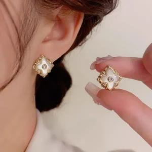 [콩심팥심]화이트 자개 귀걸이 2col