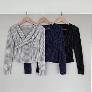 [옷자락]여성 스트라이프 꼬임 브이넥 크롭 긴팔 티셔츠