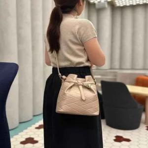 닥스 액세서리 24FW [스테디셀러] [CARLISLE SHINE] 칼라일샤인 베이지 가죽 스티치 버킷백 DCBA4F382I2