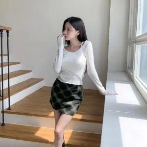 [다잇템] 여자 슬림핏 롱슬리브 세로골지 어깨끈 언발 니트